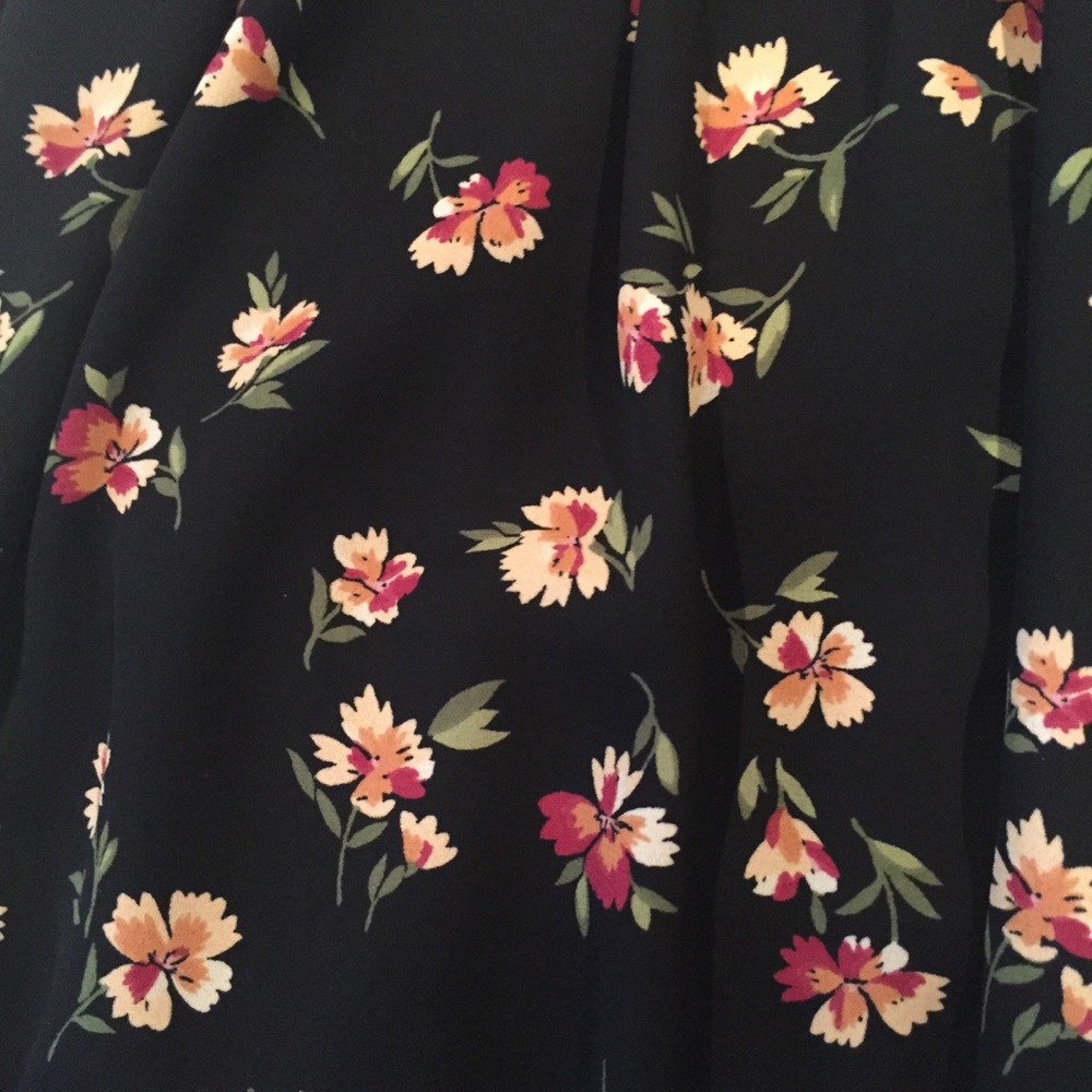 ✨ Forever 21 floral tank top✨ - Picture 2 of 2